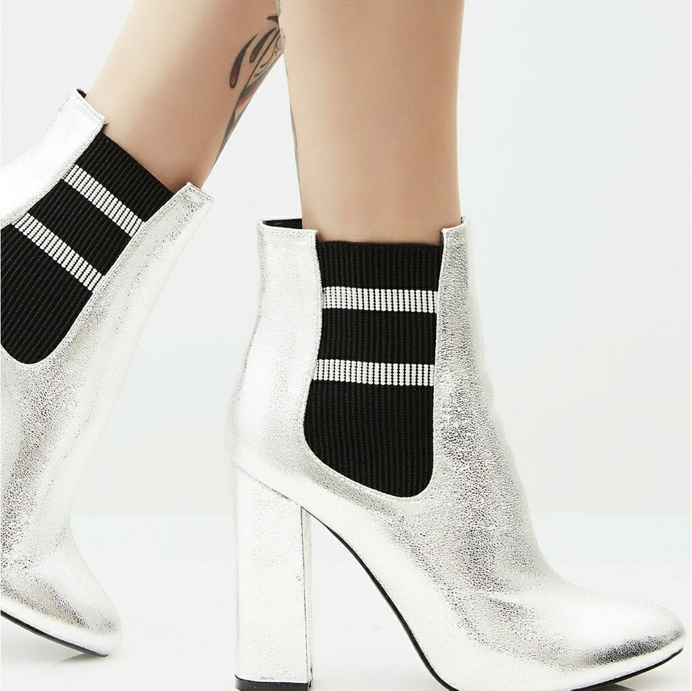 Brand NEW! 🌠 Metallic Silver/Black Ankle Booties